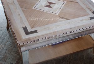 Tavolino quadrato da soggiorno in legno intarsiato produzione artigianale
